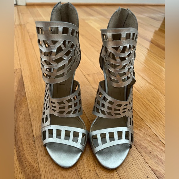 BCBG MAXAZRIA MAVEN LASER-CUT SANDAL SILVER IN SIZE 7.5 - Picture 4 of 13